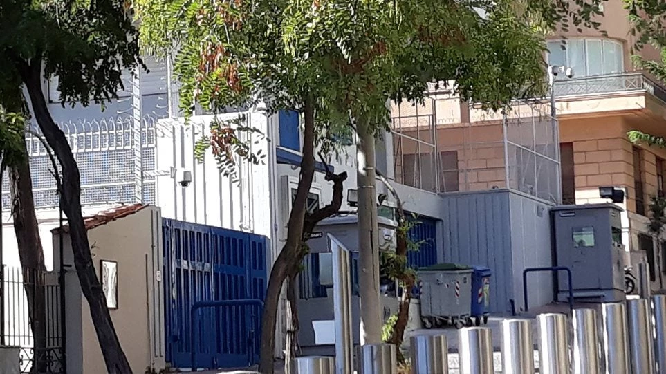 Ο «Ρουβίκωνας» απαντά στην Παπακώστα: Παρακολουθούσαμε τη βρετανική πρεσβεία, ξεφύγαμε σε 13 λεπτά